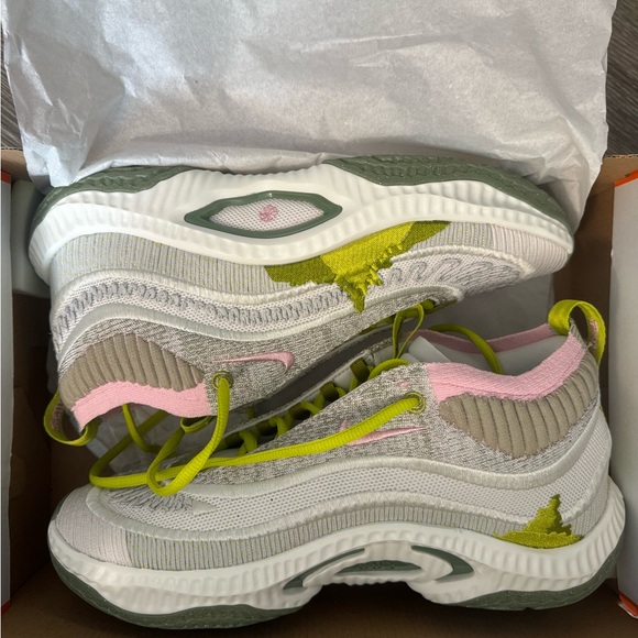 NWOT Nike Cosmic Unity 3 Sneakers - Picture 2 of 6